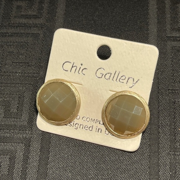 👋 3/$15 Stud Earrings Gold tone and olive green - Picture 3 of 6